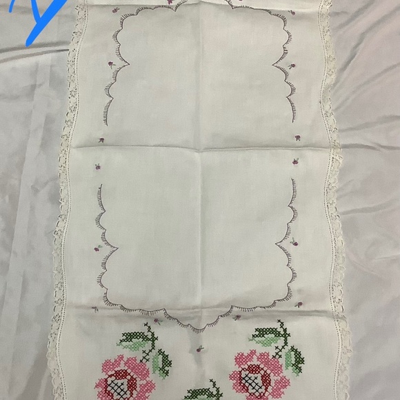 Vintage hand embroidered table top runner - Picture 2 of 3